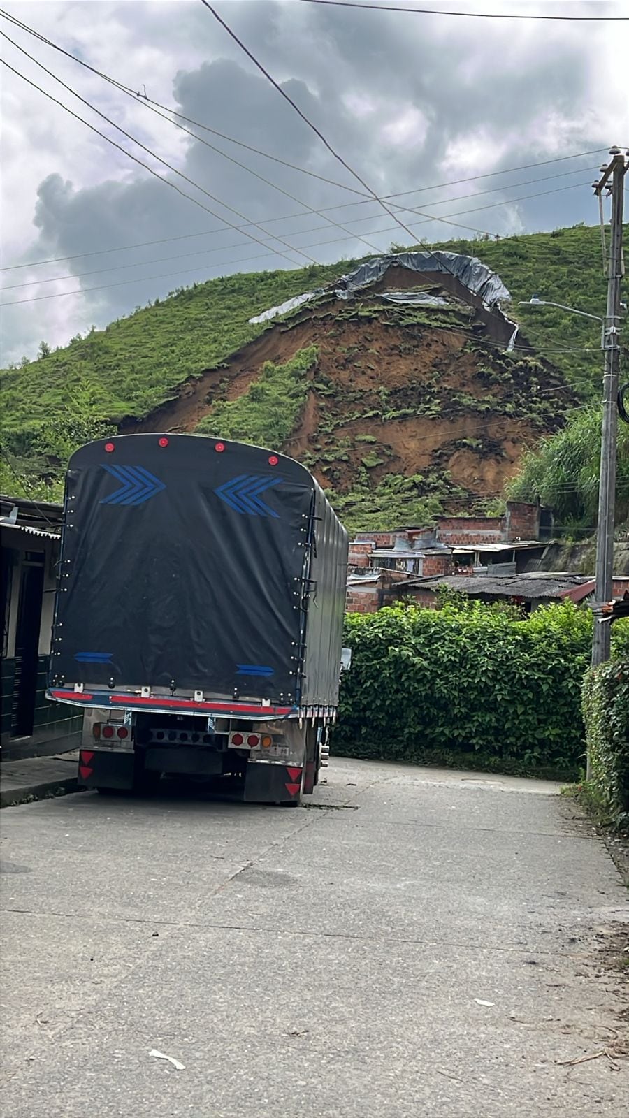 Autoridades realizan la evaluación  y valoración de viviendas localizadas en las proximidades del deslizamiento - crédito Corpocaldas / X