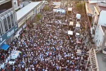 Cientos de personas marchan en