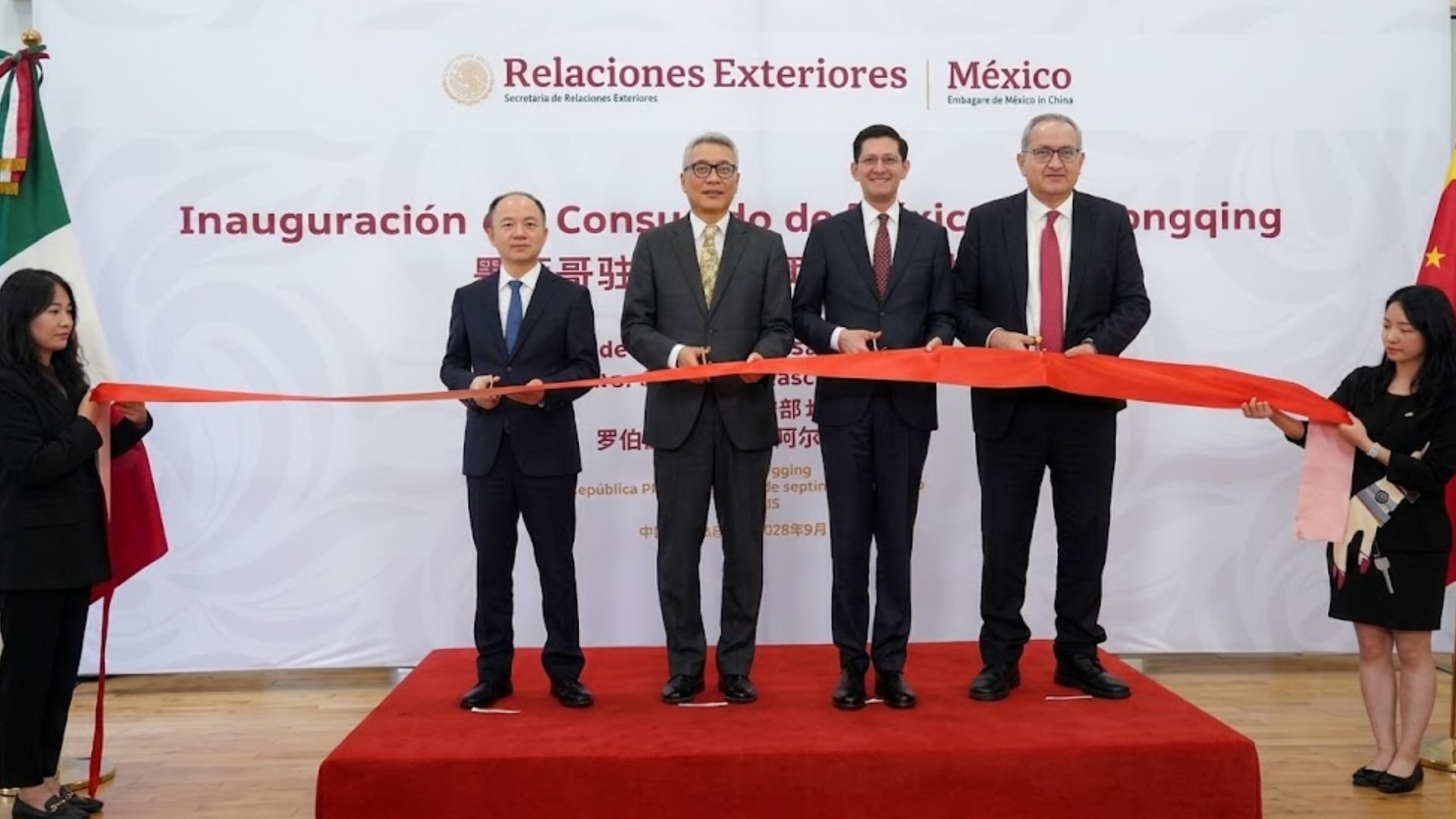 Funcionarios de México y China cortan la cinta ceremonial durante la apertura del consulado mexicano en Chongqing para fortalecer la relación bilateral. (Secretaría de Relaciones Exteriores)