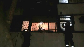 Dos efectivos de Bomberos trabajan