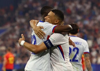 Kylian Mbappé se abraza con
