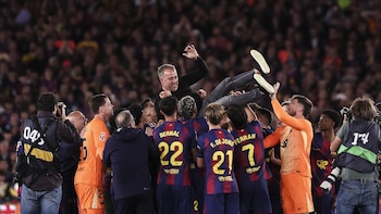 El Barça festeja alegre y comedido la segunda Liga de un Flick protagonista