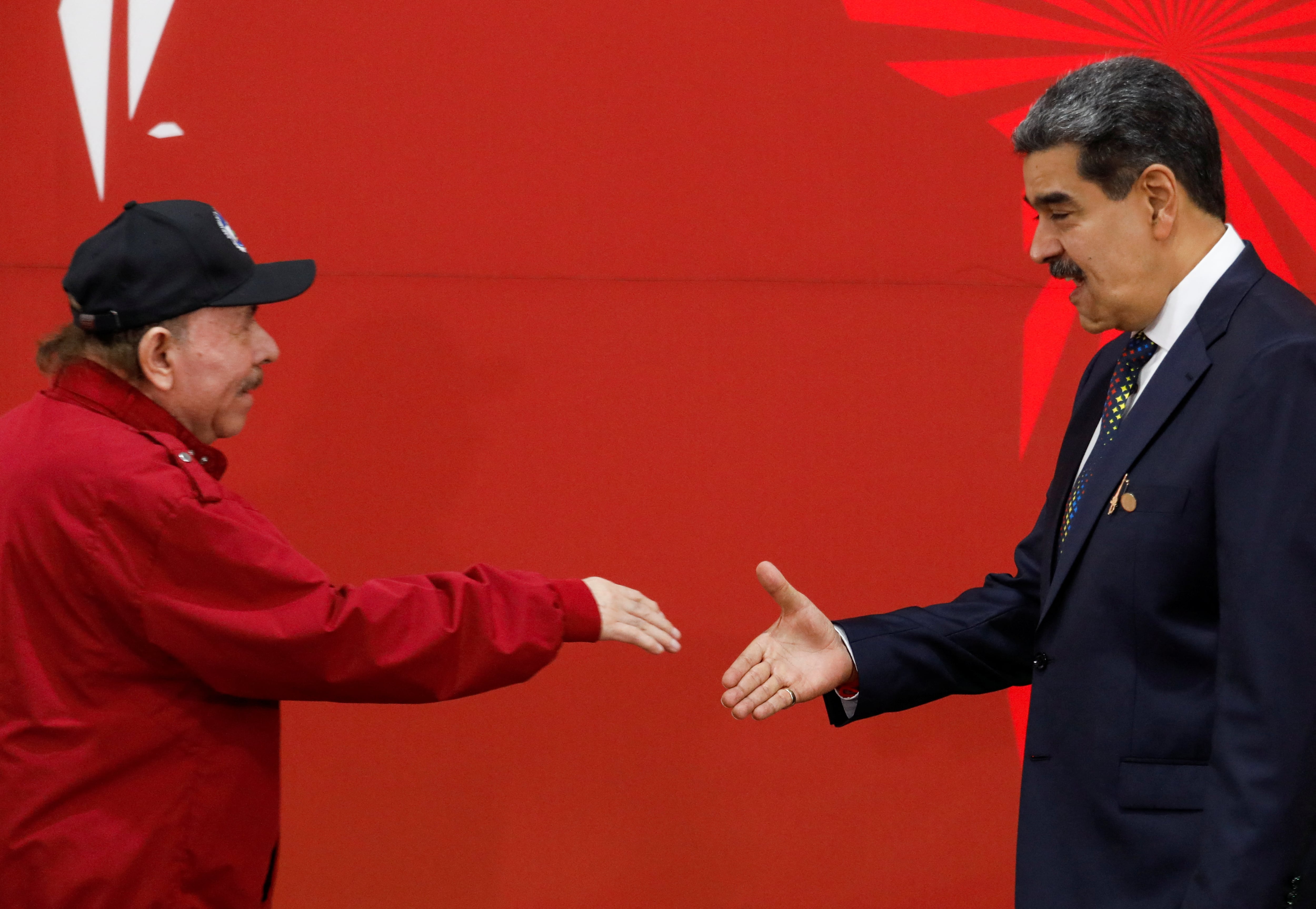 Ortega y Maduro fueron estrechos aliados hasta la caída del dictador venezolano (REUTERS/Leonardo Fernandez Viloria)