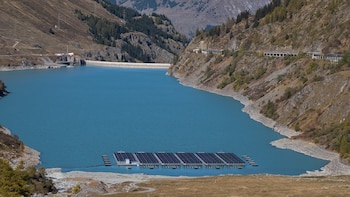 Así funciona este parque solar en un embalse de los Alpes: los paneles flotan o descansan en el fondo según el nivel del agua