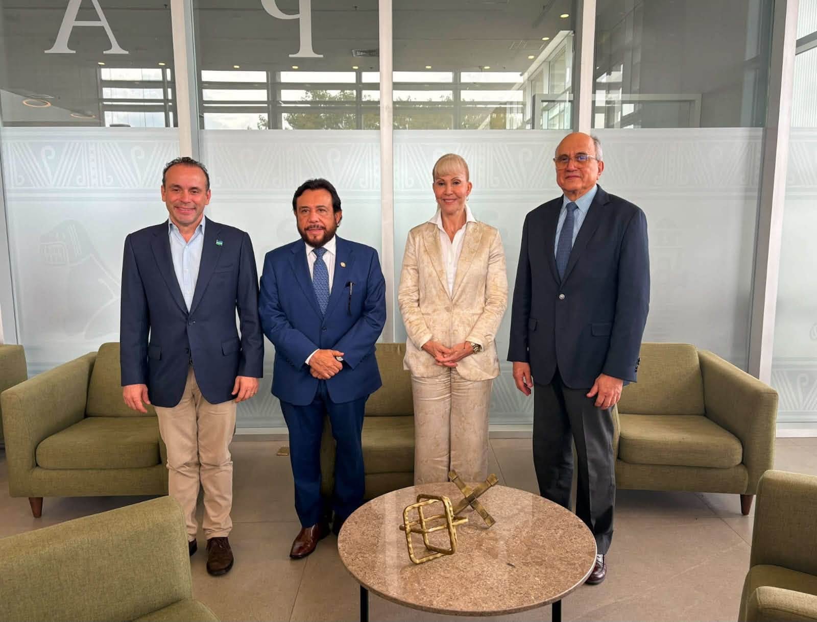 Vicepresidente de El Salvador llega a Colombia previo a la investidura de Abelardo de la Espriella