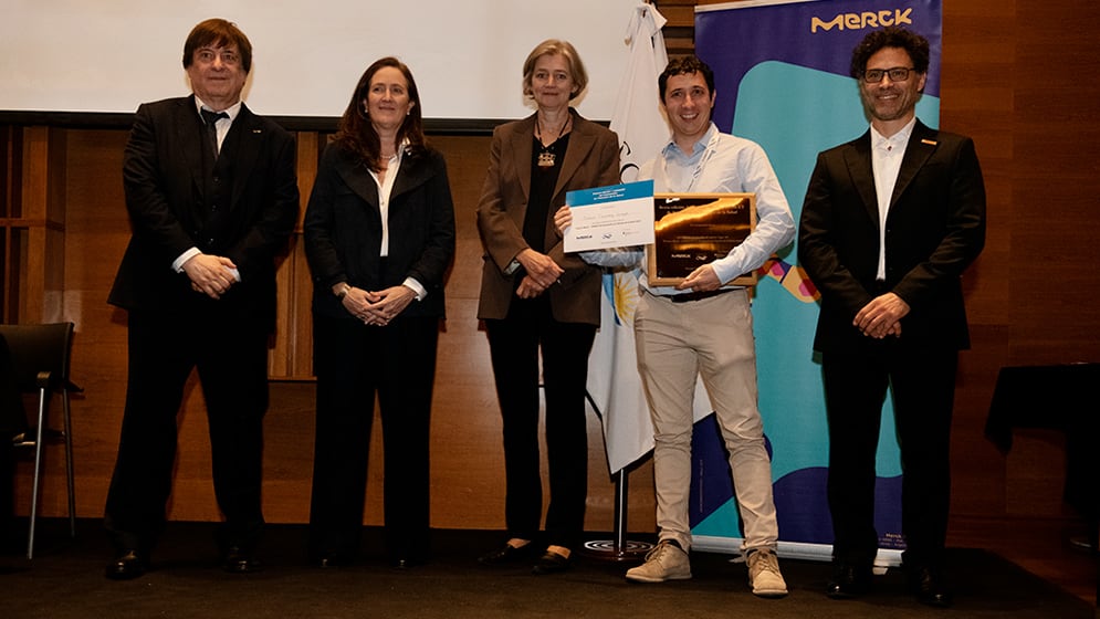 El presidente del CONICET, Daniel Salamone; la Secretaria de Innovación, Ciencia y Tecnología, Adriana Baravalle la Embajadora de la República Federal de Alemania, Catalina Cullas; el investigador premiado Mariano Fernández Corazza junto al director general del Grupo Merck en Argentina Marcelo Ponte (CONICET)