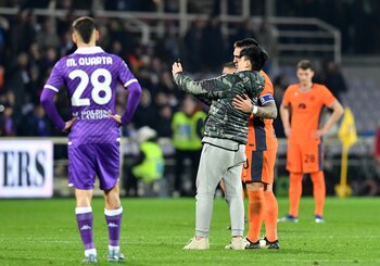 Un hincha se metió en la cancha y se sacó una foto con Lautaro Martínez (REUTERS/Jennifer Lorenzini)