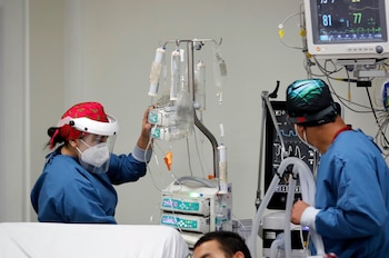 Personal médico atiende a un