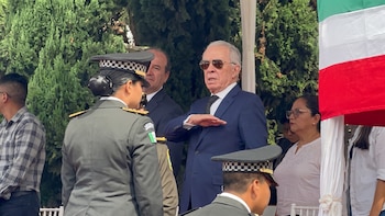 Captan a López-Dóriga en evento oficial de Sheinbaum; su presencia desata críticas en redes