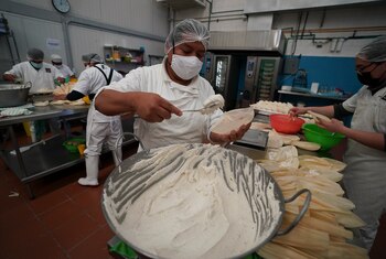 Trabajadores elaboran tamales para el