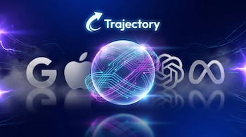 Logo de Trajectory sobre esfera luminosa translúcida con circuitos celestes y magenta. Siluetas de Google, Apple, OpenAI, Meta difusas al fondo azul oscuro.