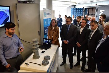 Victoria Tolosa Paz junto a