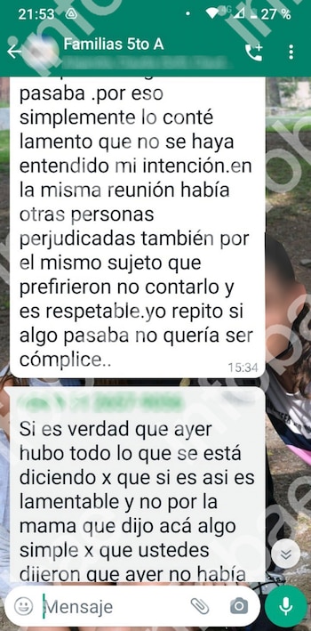 Captura de pantalla de chat de WhatsApp de un grupo de padres de colegio, con dos mensajes de texto en color blanco y fondo de imagen borrosa