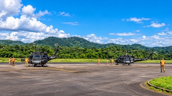 El Servicio Nacional Aeronaval realiza misiones de reconocimiento y transporte aéreo hacia comunidades donde los daños en carreteras y puentes dificultan la llegada de asistencia terrestre. Tomada de Instagram