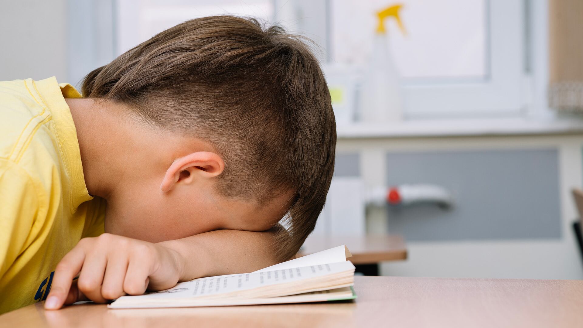 En el cierre del ciclo escolar, exámenes y actividades pendientes acentúan el cansancio acumulado durante el año (Freepik)