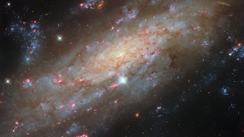 Identifican una galaxia espiral a 53 millones de años luz y descubren un agujero negro en su centro