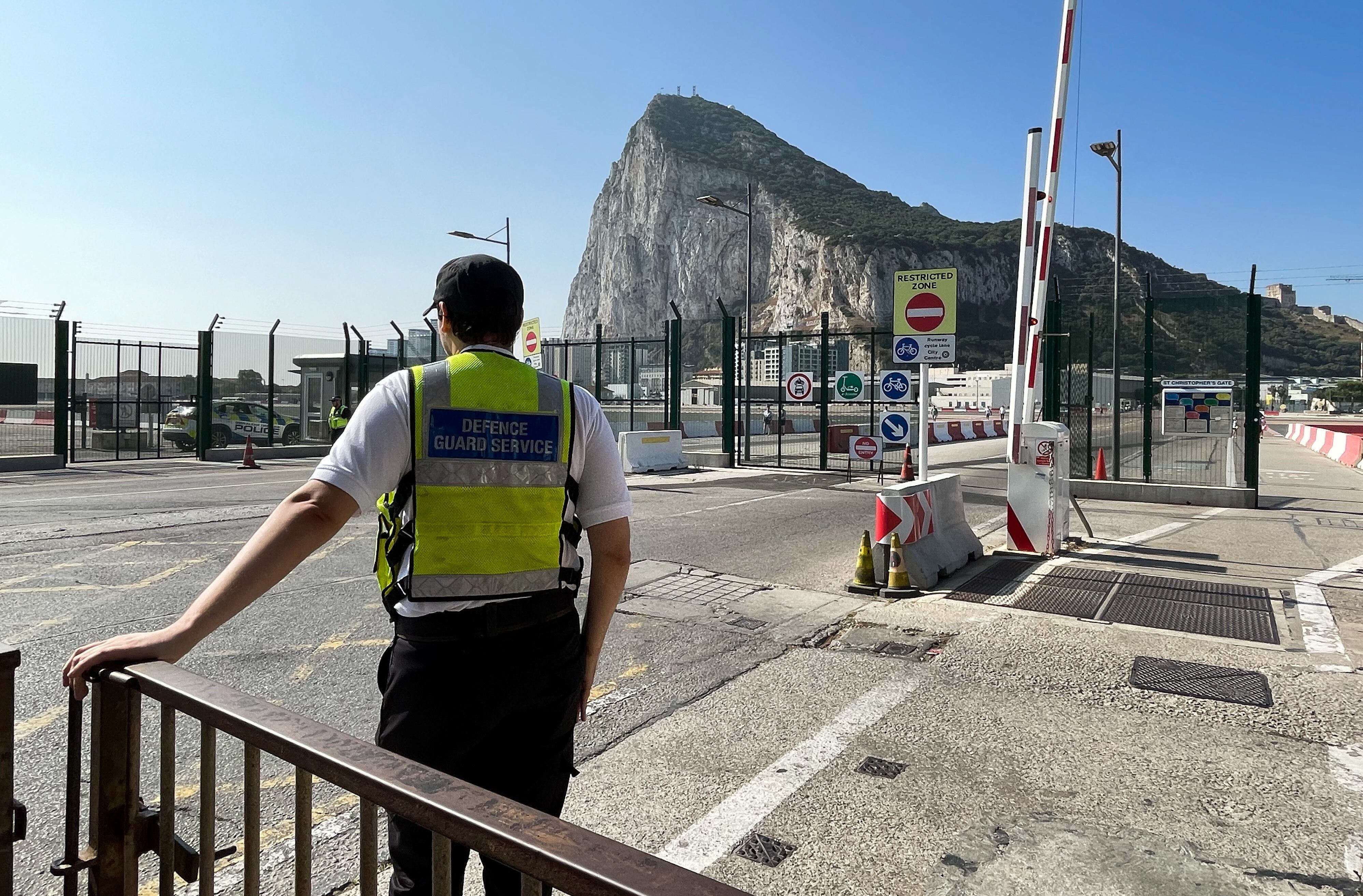Un vigilante en la frontera entre España y Gibraltar. REUTERS/Jon Nazca