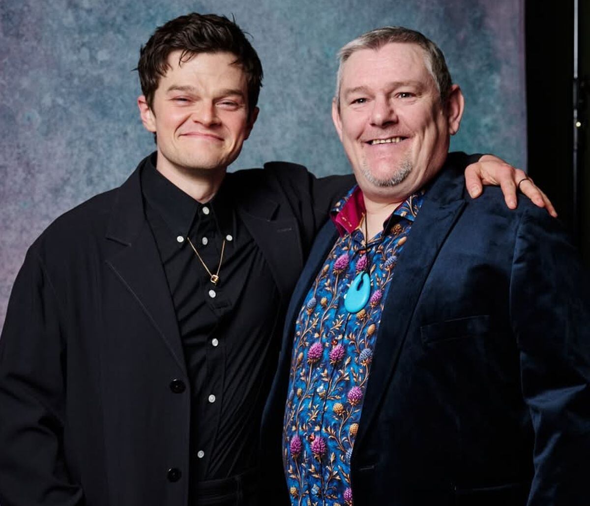 El término, asociado a la violencia racial, fue pronunciado involuntariamente por John Davidson, activista con síndrome de Tourette, y se escuchó en televisión (Instagram/@studiocanaluk)
