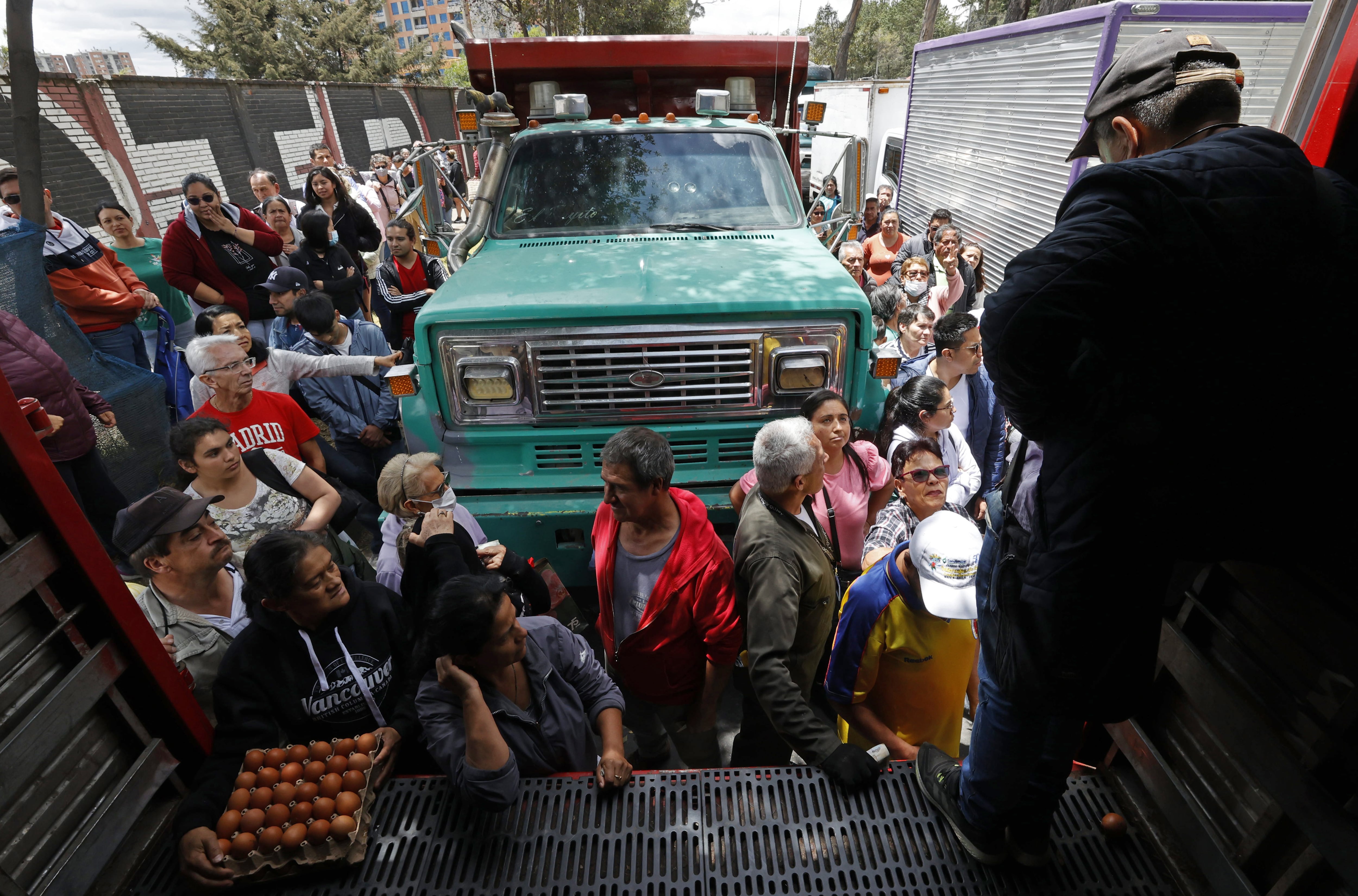 El avicultor Melquisedec Guerrero (d), vende huevos durante una protesta de transportadores ocasionada por el incremento en el precio del diésel, este 5 de septiembre de 2024, en Bogotá (Colombia).EFE/ Mauricio Dueñas Castañeda