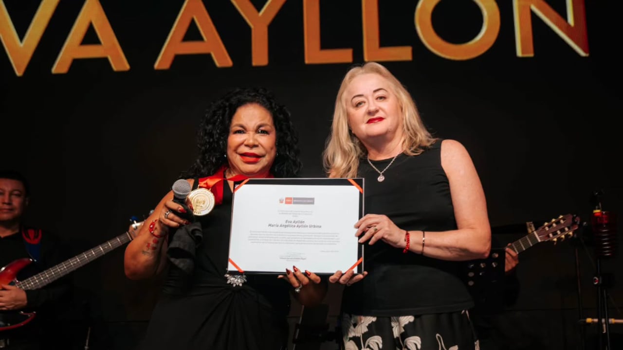 Eva Ayllón recibe la Medalla de Honor de la Cultura en pleno concierto y el homenaje se convirtió en un momento inolvidable