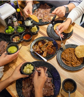 Tacos, quesadillas y volcanes resaltan entre las opciones gastronómicas de El Remolkito. (Instagram/ @elremolkito)