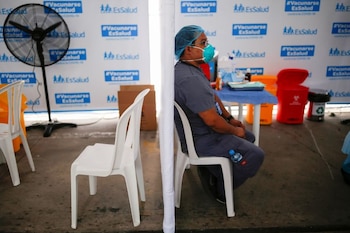 FOTO DE ARCHIVO. Un trabajador de salud espera para ser vacunado contra el COVID-19 en Lima, Perú. Febrero 9, 2021. REUTERS/Sebastian Castañeda