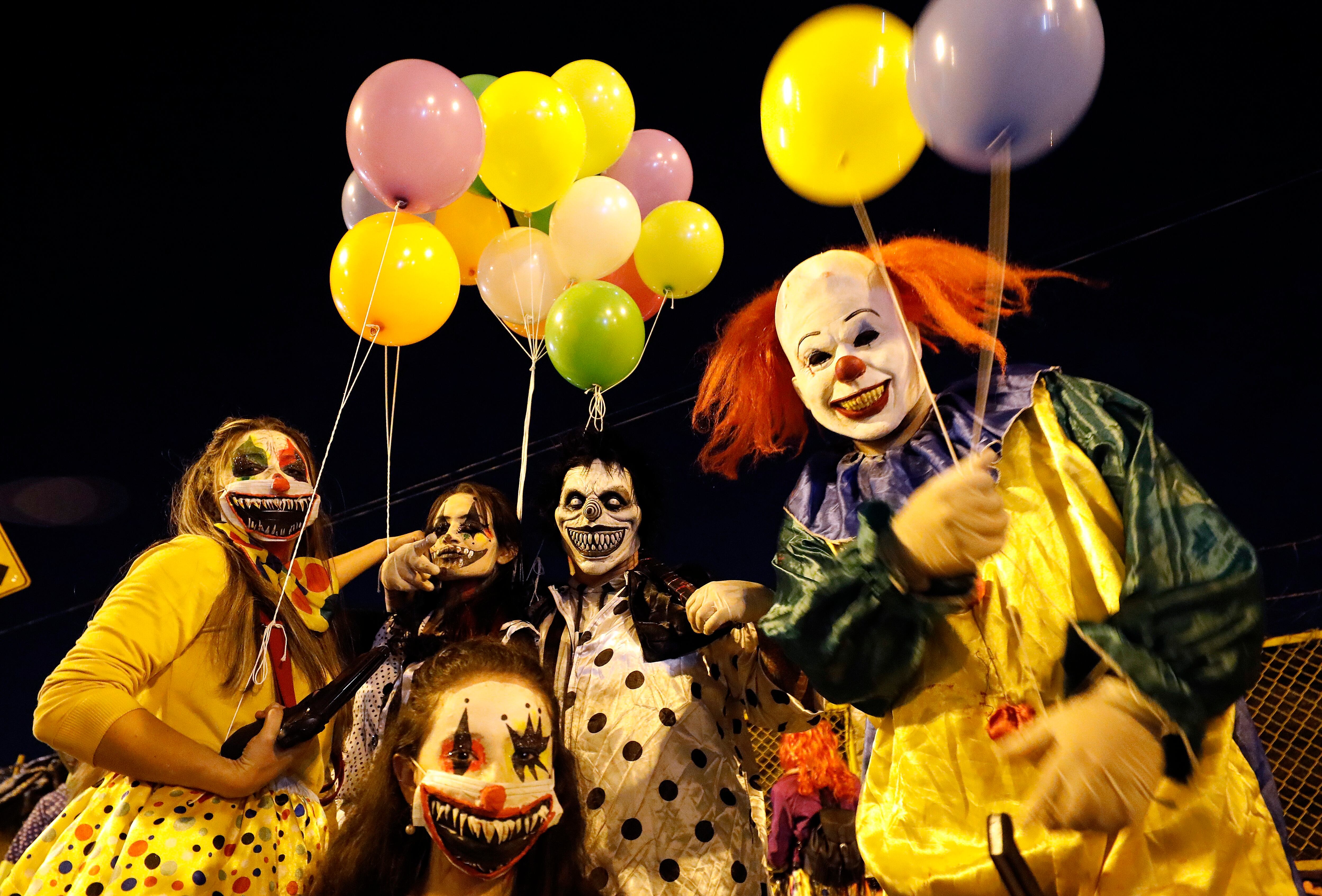 Jóvenes disfrazados por la celebración de Halloween posan en inmediaciones del estadio Nemesio Camacho El Campín, en Bogotá (Colombia). EFE/ Mauricio Dueñas Castañeda