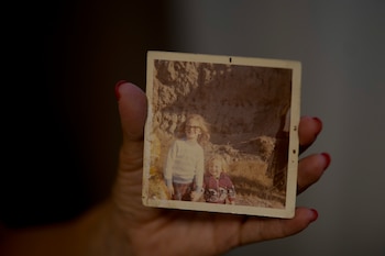 Marina Degtiar con una foto de la infancia: ella y su hermano menor, Cristian, una de las 85 víctimas del atentado a la AMIA (AP Foto/Natacha Pisarenko)