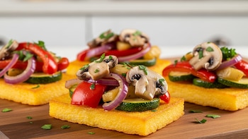 Receta de bruschetta de polenta con verduras y champiñones, rápida y fácil