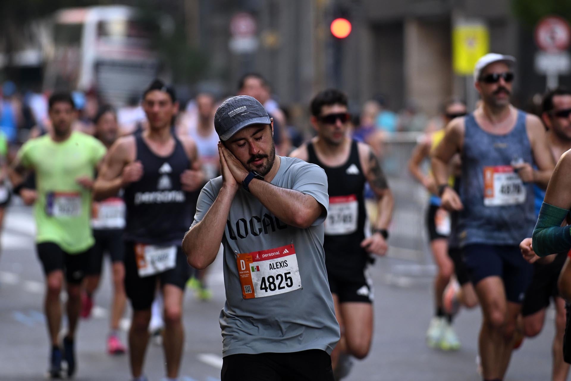 La carrera transformó durante la mañana las avenidas porteñas en un espacio compartido por miles de participantes y espectadores