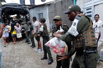 Policías cargan donaciones para los damnificados por el terremoto del pasado lunes 10 de agosto, en Quibdó, Colombia - crédito Mauricio Dueñas Castañeda/EFE