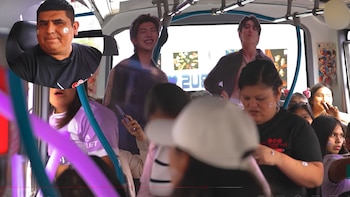 El “ArmyBus” de BTS que sorprende en Lima: un conductor peruano convirtió su unidad en un homenaje al grupo de K-pop