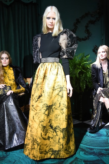 Mangas abullonadas y faldas vaporosas, otra de las tendencias que se vieron en la nueva colección de Alice and Olivia. La combinación del amarillo estampado y el negro con detalles tramados, fueron los protagonistas del diseño que lució la modelo