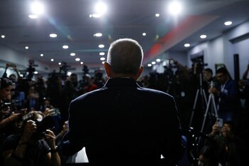 El opositor Manuel Rosales, rival