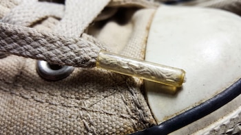 Para qué sirve la punta de plástico en los cordones