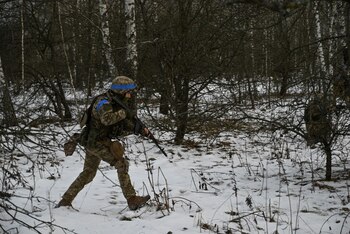 Militares ucranianos participan en ejercicios militares en un campo de entrenamiento en la región de Chernihiv, en medio del ataque en curso de Rusia, en Ucrania, el 12 de diciembre de 2024. REUTERS/Maksym Kishka
