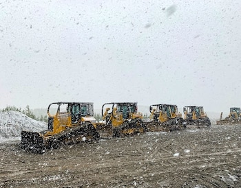 Nieve cae alrededor de excavadoras