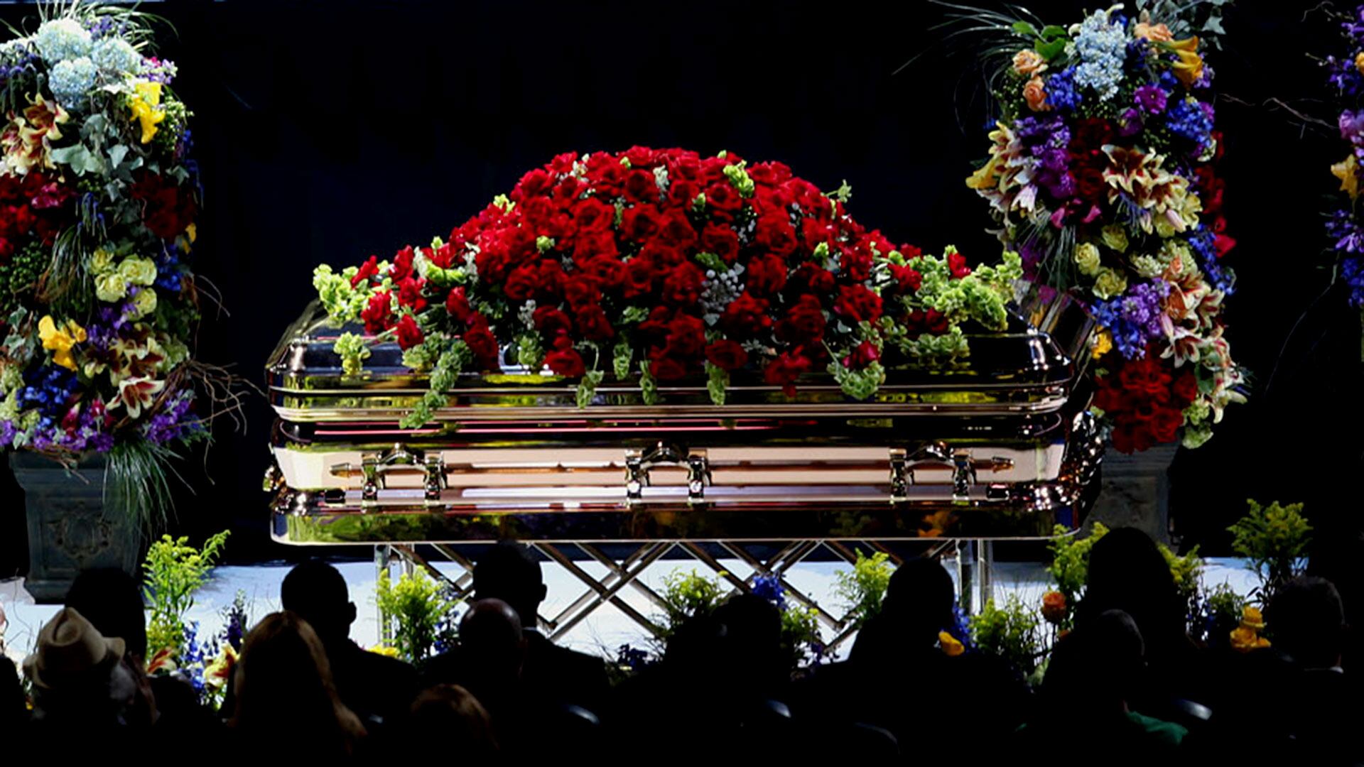 El ataúd con el cuerpo de Michael Jackson exhibido durante su funeral (AFP)