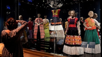 Viva Frida fue organizada por la Semana de la Alta Costura Argentina y el Museo Frida Kahlo de México, con curaduría de Circe Henestrosa y colaboración de Gannit Ankori (Foto: archivo Reuters)