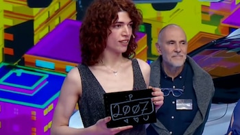 Aburrida de esperar su turno,