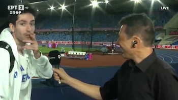 Ganó la medalla de oro en atletismo, pero durante una nota en vivo se dio cuenta de un descuido y su reacción generó la risa del cronista