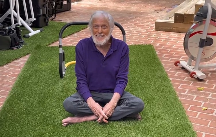 El veterano artista contó que mantiene una rutina de ejercicio tres veces por semana, con estiramiento, abdominales y yoga (@official_dick_van_dyke)