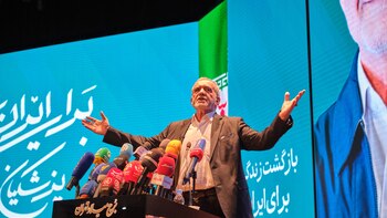 Macron avisa a Pezeshkian de