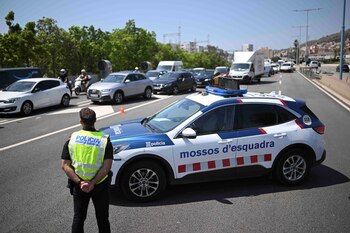 A police officer works at a roadblock set up to find Catalan separatist leader Carles Puigdemont after his return to Spain from seven years of self-imposed exile despite a pending warrant for his arrest, in Barcelona, Spain, August 8, 2024. REUTERS/Lorena Sopena