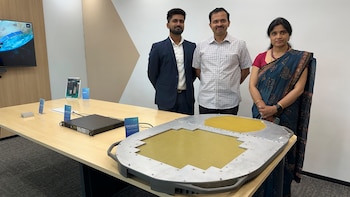 Ingenieros de Astrome, empresa privada de alta tecnología dedicada a las comunicaciones espaciales, muestran con orgullo un panel del GIGASAT que utiliza la Armada india en sus naves. (Foto: Archivo DEF)