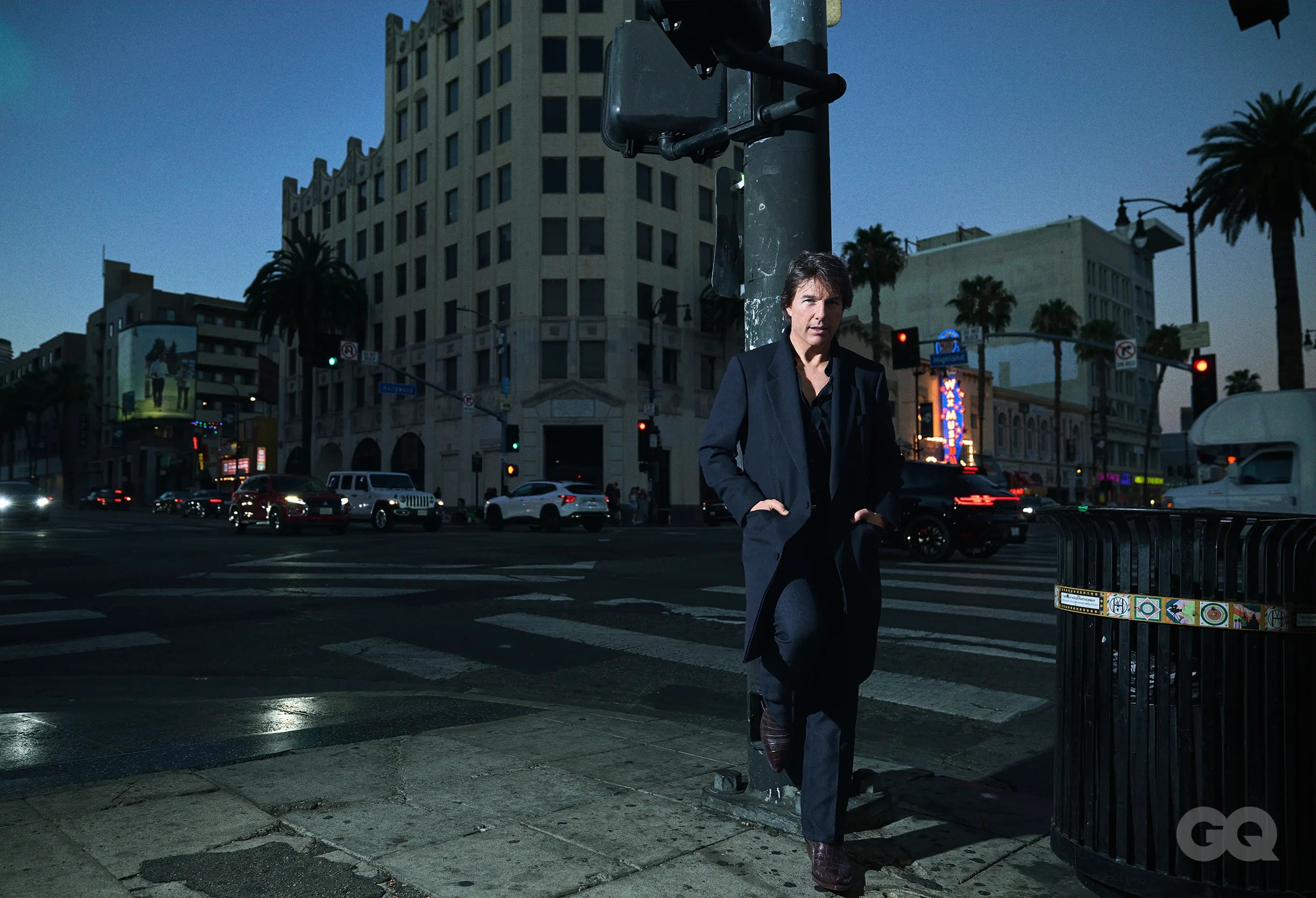 La sesión fotográfica incluyó una caminata por Hollywood Boulevard. (GQ/Mario Sorrenti)