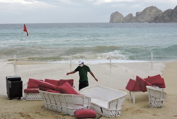 Un restaurante protege sus muebles de playa en Cabo San Lucas, en Baja California Sur, México September 9, 2021. REUTERS/Monserrat Zavala