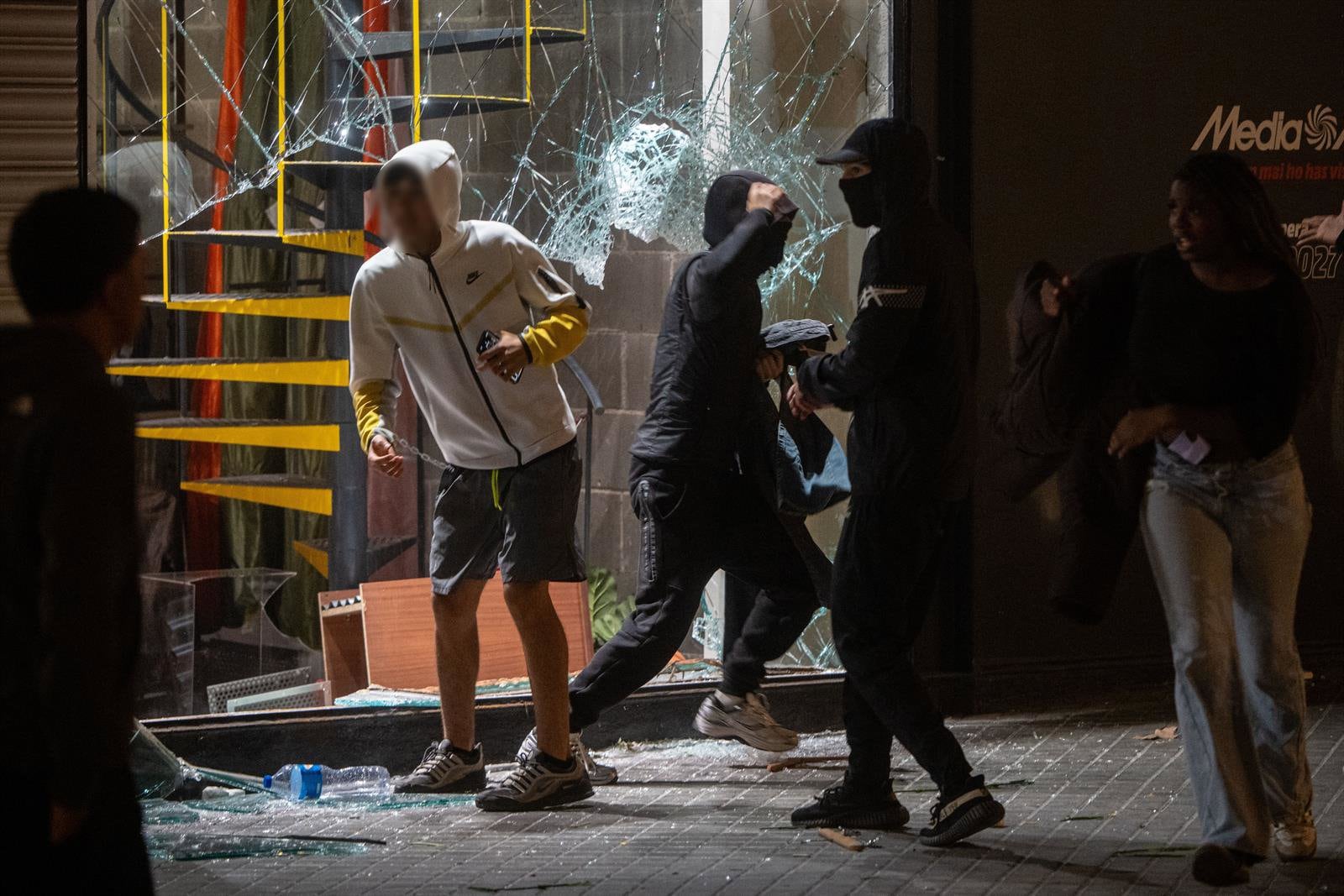 Sánchez ve "puro vandalismo" en los disturbios de Barcelona y promete "cero tolerancia" con los violentos