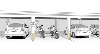 Garaje comunitario con tres plazas: un coche, dos motocicletas en una plaza, y un coche con una bicicleta en otra. Dos hombres y un cartel de no estacionar.