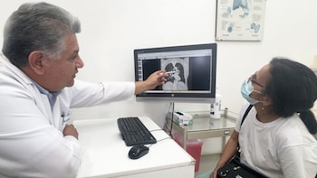 A seis meses de la operación, la paciente afirmó que retomó caminatas, vida familiar y rutinas, y agradeció al personal médico y asistencia - Créditos: INEN.
